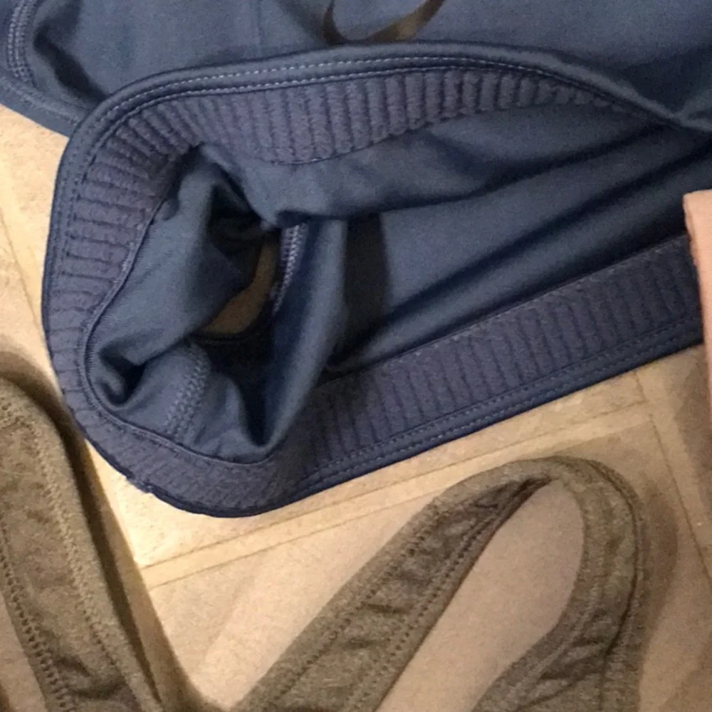 Very lightly used NIKE sports bras - Picture 6 of 6